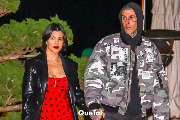 Kourtney Kardashian luce minivestido con botas de punta triangular y medias